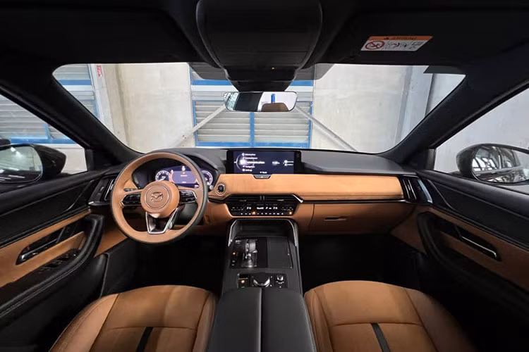 Thiết kế sang trọng và lịch sự của Mazda CX-90 2024 được thể hiện rõ hơn cả ở không gian bên trong xe. Lấy cảm hứng thiết kế từ nghệ thuật truyền thống Nhật Bản, nội thất của mẫu xe này là sự kết hợp giữa những chất liệu cao cấp như da Nappa và da lộn Leganu. Bên trong Mazda CX-90 2024 có 3 hàng ghế với 2 cấu hình 6 chỗ hoặc 7 chỗ. Trong đó, bản 6 chỗ sẽ có 2 ghế thương gia ở hàng ghế giữa.