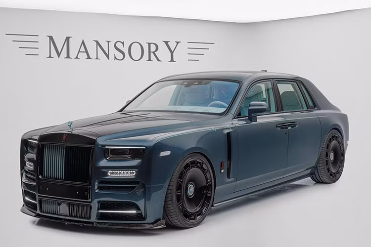 Không chỉ thay đổi về mặt ngoại hình, chiếc Rolls-Royce Phantom độ Mansory còn nâng cấp cả động cơ của Phantom Pulse Edition để cho ra sức mạnh lớn hơn so với nguyên bản. Cụ thể, động cơ V12 6,75 lít tăng áp kép được tinh chỉnh lại có công suất 602 mã lực và 950 Nm mô-men xoắn.