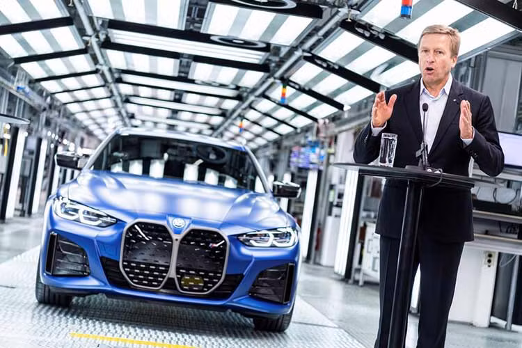 Theo ông Oliver Zipse - chủ tịch của BMW - công ty mẹ của Rolls-Royce cho biết, thế hệ mới của 5-Series Touring sẽ được ra mắt thế giới vào mùa xuân tới. Ông lưu ý rằng mẫu wagon này sẽ có hệ thống truyền động giống như sedan và điều này có nghĩa là sẽ có i5 Touring chạy điện. Việc này không có gì đáng ngạc nhiên khi các tay săn ảnh đã bắt gặp mẫu xe này chạy thử trên đường trước đó.