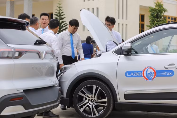 Chính thức ra mắt vào tháng 12/2021, VF e34 là mẫu xe điện điện đầu tiên do hãng VinFast sản xuất, dành riêng cho thị trường Việt Nam. Xe có thiết kế hiện đại, khả năng tăng tốc ấn tượng, vận hành êm ái, được tích hợp nhiều tính năng thông minh.