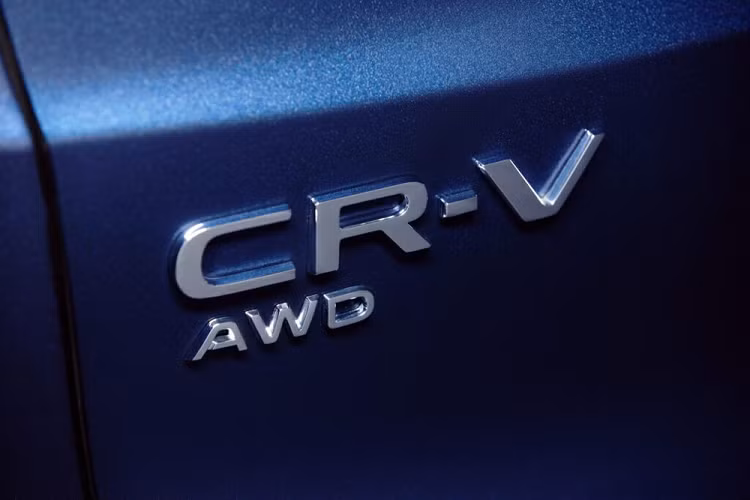 Tiếp đến là Honda CR-V e:HEV 2023 ở châu Âu với động cơ xăng 2.0L giống phiên bản e:PHEV, 2 mô-tơ điện và pin lithium-ion với mật độ công suất lớn. Ở những thị trường khác, Honda CR-V e:HEV 2023 sở hữu công suất tổng cộng 204 mã lực và mô-men xoắn cực đại 335 Nm cùng vận tốc tối đa 185 km/h.
