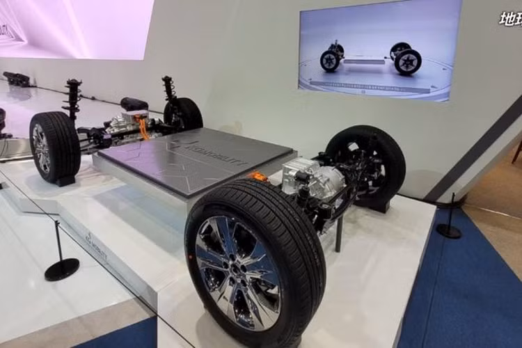 Torres EVX sẽ được xây dựng trên nền tảng xe điện hoàn toàn mới của KG Mobility. KG Mobility Torres EVX 2023 mới có kích thước chiều dài x rộng x cao lần lượt là 4.715 × 1.890 × 1.721mm, chiều dài cơ sở 2.680mm. Tổng thể hình dáng xe lớn hơn một chút so với Korando e-Motion đã được bán tại Đài Loan, nhưng nhỏ hơn so với chiếc SUV cỡ trung và cỡ lớn của thương hiệu Rexton.