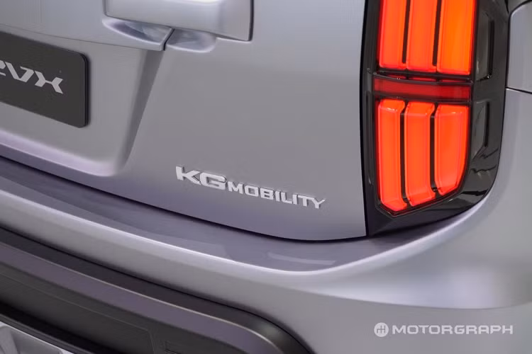 Theo công bố của nhà sản xuất KG Mobility Torres EVX có thể tích khoang hành lý 703 lít. Đáng tiếc, KG Mobility chưa tiết lộ về các trang bị tiện ích và thông số kỹ thuật của Torres EVX. Chỉ biết rằng xe sử dụng cụm pin lithium-sắt-photphat (LFP) từ BYD.