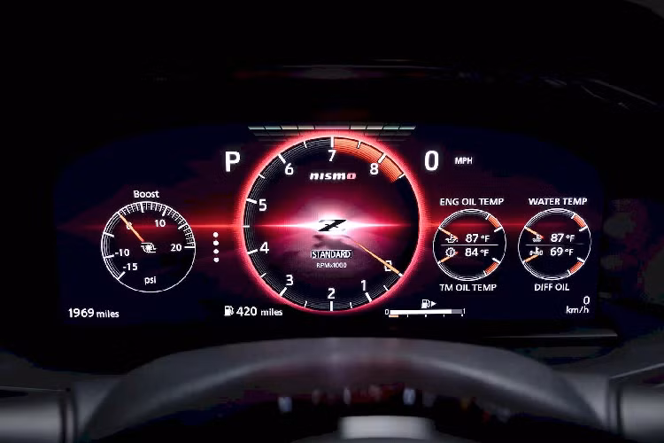  Khối động cơ tăng áp kép V6 VR30DDTT 3.0L của xe được cải thiện về khả năng tản nhiệt và có hệ thống kiểm soát cửa xả điện tử được chỉnh sửa lại tối ưu hơn nhằm nâng cao hiệu quả làm việc của bộ tăng áp và tốc độ tua-bin, thời điểm đánh lửa độc lập lấy cảm hứng từ GT-R Nismo. 