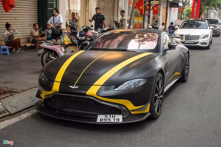 Aston Martin V8 Vantage hơn 16 tỷ làm đẹp ở Sài Gòn đón Tết Aston Martin V8 Vantage hon 16 ty lam dep o Sai Gon don Tet