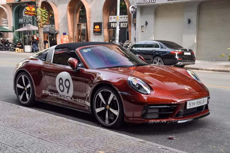  Porsche 911 Targa 4S Heritage Design hàng hiếm tại Việt Nam cũng là mẫu xe đầu tiên trong chiến lược phát triển sản phẩm Heritage Design của hãng xe thể thao nước Đức và chỉ được sản xuất giới hạn 992 chiếc trên toàn cầu.