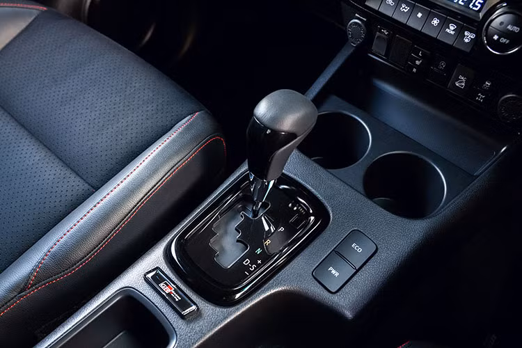 Hiện Toyota Vios đang được bán ở Thái Lan với 4 phiên bản và giá bán dao động từ 549.000 - 699.000 Baht (khoảng 363 - 462 triệu đồng). Tuy từng bị dính bê bối gian lận thử nghiệm an toàn của Daihatsu nhưng mẫu sedan hạng B này vẫn bán chạy như tôm tươi ở thị trường Thái Lan.