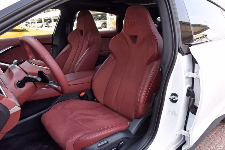 Chiếc sedan cỡ C này còn được trang bị vòm kính đóng mở Topload, hệ thống buồng lái thông minh Zebra Luoshen 8155, hỗ trợ lái thông minh cao cấp MG PILOT 2.0 và hệ thống âm thanh BOSE Premium 9 loa...