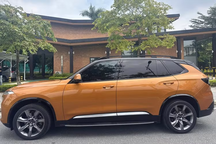 Xe SUV chủ tịch VinFast President chỉ được sản xuất với số lượng giới hạn 500 chiếc và nghiễm nhiên trở thành sản phẩm "flagship" của thương hiệu xe Việt. Hiện tại, VinFast President đã ngừng sản xuất. Những chiếc xe đang được rao bán hiện nay đều là xe đã qua sử dụng và so với mức giá hồi mở bán thì VinFast President “lướt” đang có giá bán “mềm” hơn rất nhiều.
