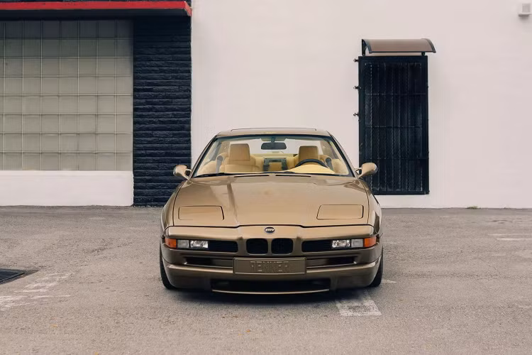 Được biết BMW 850i đời 1989 này nguyên bản sử dụng động cơ V12 dung tích 5.0 lít hút khí tự nhiên mã M70B50 (công suất 300 mã lực và 450 Nm mô-men xoắn) đã được nâng cấp động cơ V8 4,9 lít lấy từ BMW M5 đời 2002. Theo Renner chia sẻ, sức mạnh của xe đã lên 485 mã lực trong khi không cần tăng áp.