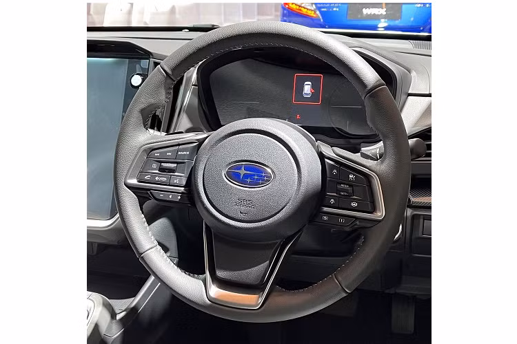 Bảng đồng hồ analog kết hợp với màn hình đa thông tin và màn hình cảm ứng trung tâm 11,6 inch nằm dọc, hỗ trợ kết nối Apple CarPlay/Android Auto không dây. Thêm vào đó là sự biến mất của các nút bấm cơ học trong khi và sàn xe ốp bằng vật liệu chống xước, chống trượt.