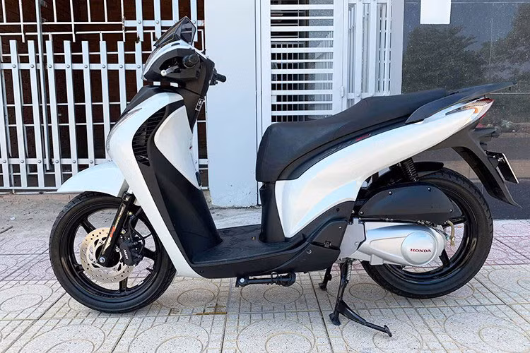 Sự việc chiếc xe máy tay ga Honda SH đời 2012 tiền tỷ đã ngay lặp tức gây sự chú ý của cư dân mạng cũng như các đại gia, đã có không ít lời bàn tán về mức giá không tưởng dành cho một chiếc xe hai bánh này.