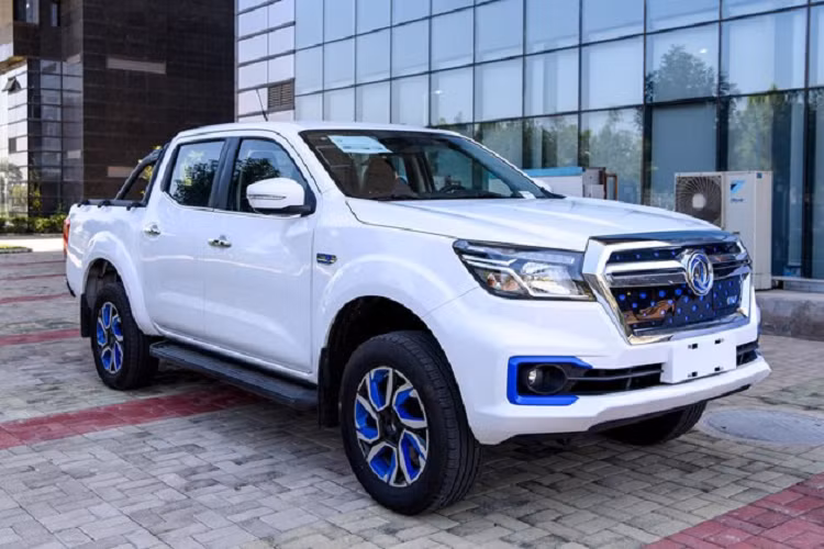 Nhưng so với Nissan Navarra, Rich 6 có nhiều mẫu tùy chọn hơn, bao gồm khoang chở hàng dài và khoang chở hàng phẳng, cũng như phiên bản đô thị và phiên bản off-road dành cho các mục đích khác nhau, tôi tin rằng có hơn 20 mẫu phù hợp cho bạn tha hồ lựa chọn.