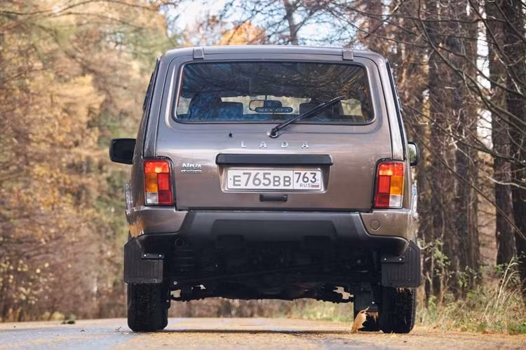 Theo đó, nhà sản xuất \ôtô Nga - AvtoVAZ đã cập nhật mẫu SUV Lada Niva 2024 mới, mẫu xe đã có mặt ở một số thị trường trong gần nửa thế kỷ. Lada Niva vẫn là chiếc SUV dài 3,7m với kiểu dáng thân xe ba cửa và thiết kế của nó tiếp tục không có thay đổi lớn nào kể từ khi ra mắt lần đầu vào năm 1977.