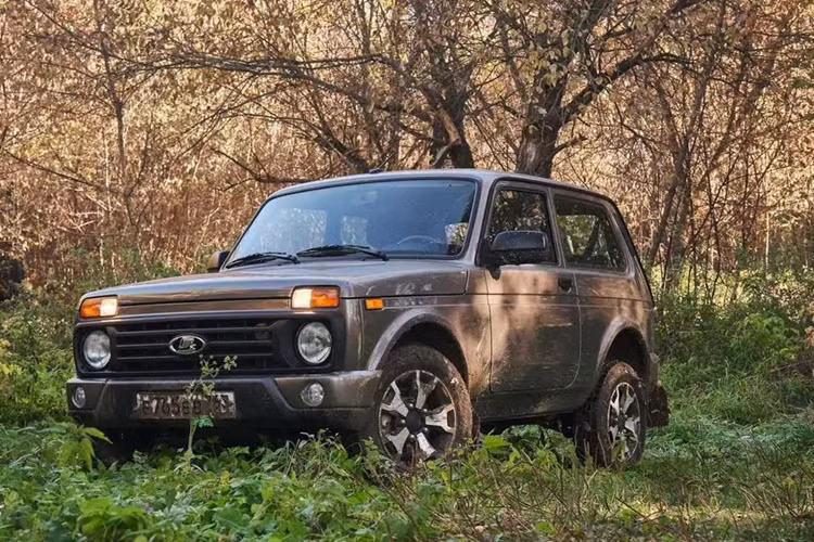 Sau các lệnh trừng phạt dành cho Nga, Lada Niva tiếp tục được đi vào sản xuất vào năm 2022 nhưng mẫu SUV địa hình này đã xuất xưởng mà không còn túi khí, ABS và một số tính năng cơ bản khác mà xe hơi đã có từ nhiều thập kỷ nay.
