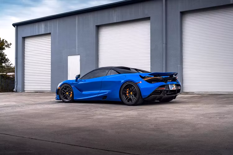 Tiếp đến là nước sơn của chiếc xe. Không giống như những chủ sở hữu Ferrari thường trung thành với những lựa chọn màu sắc thông thường do hãng đưa ra, người chơi McLaren tỏ ra táo bạo hơn với những màu sắc rất tươi sáng kể từ khi thương hiệu này tái ra mắt với MP4-12C.