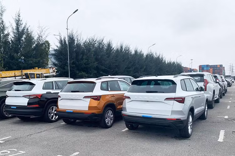 Bên cạnh đó, Karoq còn sở hữu thiết kế khá khỏe khoắn và nam tính đặc trưng của thương hiệu Skoda. Nguyên nhân là bởi mẫu xe này mang trên mình những đường dập gân và chi tiết cắt xẻ sắc sảo thay vì bo tròn.