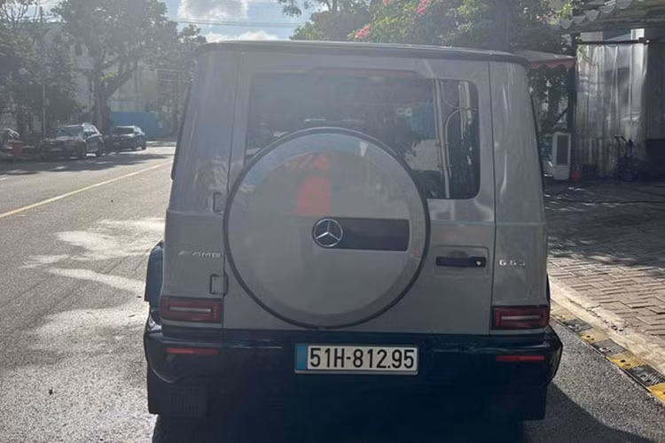 Một số trang bị nổi bật bên trong xe bao gồm màn hình đôi kích thước 12 Cung cấp sức mạnh cho chiếc Mercedes-AMG G63 này vẫn là khối động cơ xăng V8, tăng áp kép, dung tích 4.0 lít với công suất tối đa 585 mã lực tại tua máy 6.000 vòng/phút và mô-men xoắn cực đại 850 Nm tại dải vòng tua 2.500 - 3.500 vòng/phút.