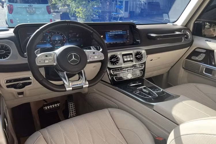 Ngoài màu sơn đặc biệt, chiếc G63 này còn sở hữu gói trang bị AMG Night Package có giá khoảng 575 triệu đồng. Bên trong nội thất, những bức ảnh rao bán cho thấy chiếc Mercedes-AMG G63 của vợ chồng Cường Đô la vẫn ở trong tình trạng tốt sau 3 năm sử dụng.