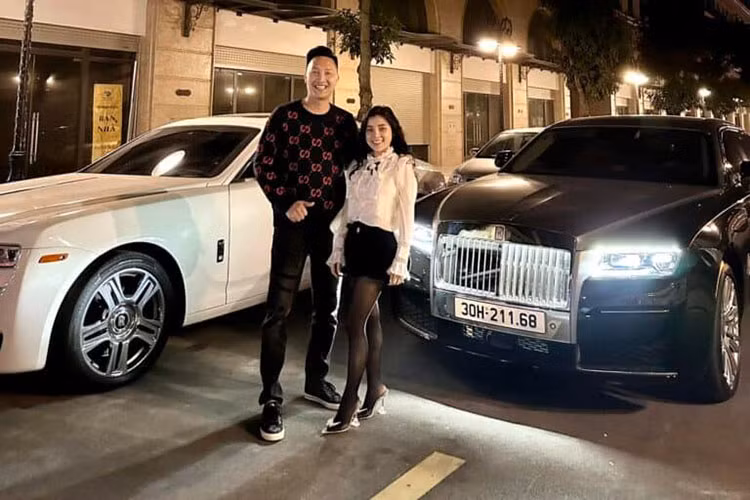 Bùi Xuân Huấn được nhiều người biết đến với biệt danh Huấn "hoa hồng" từ lâu đã nổi tiếng là một tay giang hồ mạng. Trong vài năm trở lại đây, anh được chú ý khi sưu tầm và mua đi bán lại các mẫu xe biển đẹp như tứ quý hay ngũ quý từ khắp các tỉnh thành để kiếm lời. Tuy nhiên kể từ ngày 15/8/2023 khi việc cấp biển số định danh được thực hiện, cũng là lúc các cò xe biển đẹp Huấn hoa hồng hết đường kiếm ăn.