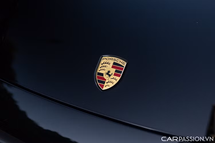Porsche Cayenne phiên bản tiêu chuẩn sử dụng động cơ tăng áp 3,0 lít V6, kết hợp cùng hộp số tự động 8 cấp Tiptronic S, sản sinh công suất 340 mã lực và mô-men xoắn 450 Nm. Xe có khả tăng tốc từ 0-100 km/h chỉ trong 6,2 giây trước khi đạt vận tốc tối đa 265 km/h.