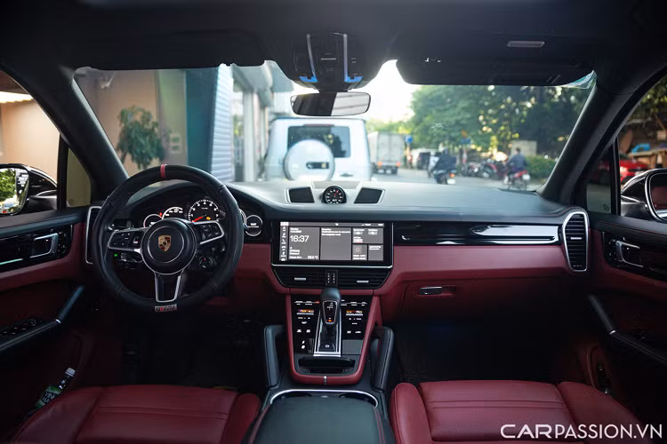 Thiết kế nội thất Porsche Cayenne toát lên vẻ sang trọng, tràn ngập công nghệ hiện đại, đẳng cấp đúng chất xe sang nhưng rất dễ sử dụng nhờ cách bài trí tối giản. Chiếc xe này được trang bị nội thất bọc da hai màu đỏ/đen.