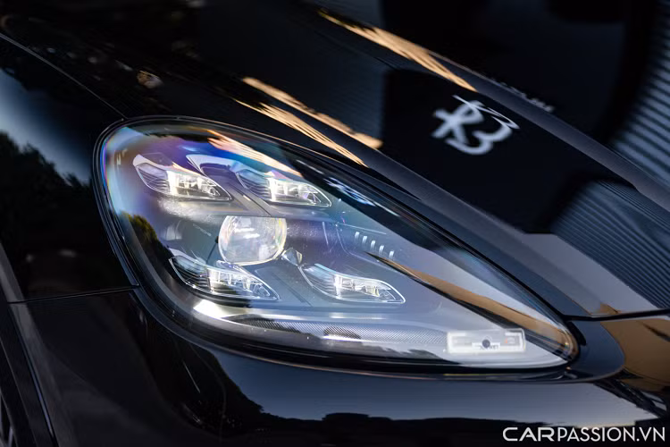 Porsche Cayenne có phần đầu xe nổi bật với cụm lưới tản nhiệt lớn, hốc hút gió lớn đậm chất thể thao cùng cụm đèn pha LED ma trận PDLS Plus cao cấp nhất bao gồm 84 đèn LED điều khiển độc lập có chức năng tự động điều chỉnh cường độ sáng hoặc tự động tắt.