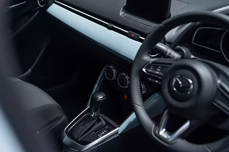 Mazda2 cũng được trang bị một danh sách dài các tính năng an toàn, bao gồm 2 túi khí trước, hệ thống kiểm soát hành trình thích ứng bằng radar, kiểm soát tốc độ tự động, phanh khẩn cấp tự động SCBS, điều hướng mô-men xoắn khi ôm cua G-Vectoring Plus, cảnh báo điểm mù, cảnh báo phương tiện cắt ngang khi lùi, cảnh báo lệch làn đường, camera 360 độ.