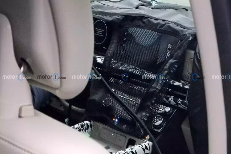 Nếu thông tin này là đúng thì Hyundai SantaFe 2024 chỉ dài hơn 45 mm và chiều dài cơ sở tăng 50 mm so với thế hệ cũ. Đồng thời, xe sẽ có kích thước gần như giống hệt người anh em cùng tập đoàn là Kia Sorento.