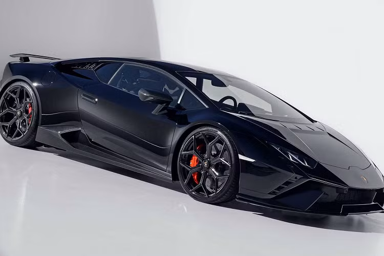 Novitec đã bổ sung các tấm ốp mới dọc hai bên thân xe, từ đây giúp hạ thấp chiều cao tổng thể của xe, đồng thời chi tiết này cũng được tích hợp các cửa hút gió giúp làm mát phanh sau. Hãng độ còn trang bị thêm cho xe hệ thống treo độ giúp giảm thêm chiều cao tổng thể của mẫu siêu xe Ý.