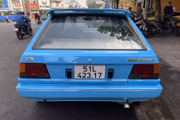 Màn hình zin theo xe. Tùy thị trường mà xe Toyota Corolla thế hệ thứ 5 sẽ được cung cấp sức mạnh khác nhau, ở Nhật Bản, động cơ 2A 1,3 lít được thay thế bằng động cơ 2E 12 van hiện đại hơn cùng với bản nâng cấp vào tháng 5 năm 1985. Dòng sản phẩm này bắt đầu với 1300 Custom DX và kết thúc với 1600 GT Limited, được giới thiệu vào tháng 6 năm 1986. Tuy nhiên, trái tim mạnh nhất là 4 xi lanh, 4A-GEU, dung tích 1.6 L DOHC 16 van, sản sinh ra công suất 130 ps. 