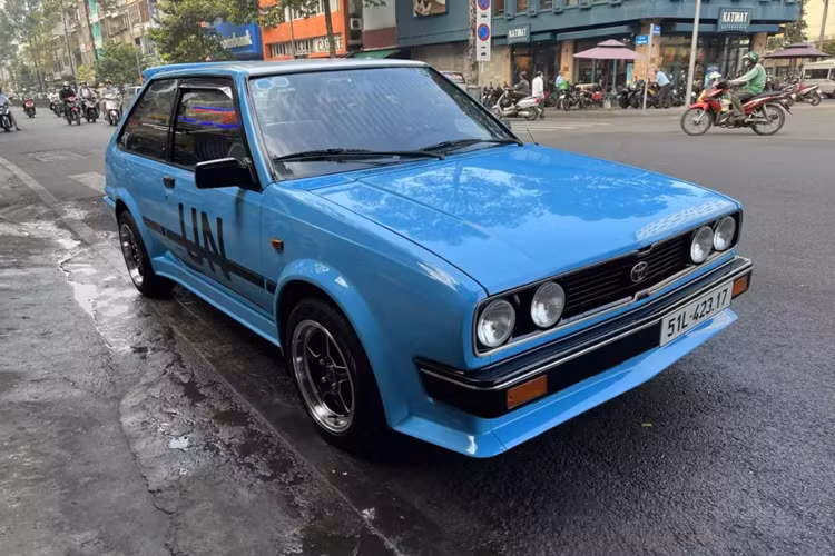 Số lượng xe Toyota Corolla tại Việt Nam nhiều nhất rơi vào thế hệ thứ 10, 11 và 12, càng về trước, đời xe càng ít, thậm chí chỉ có vài chiếc, trong số này, Toyota Corolla mới được ông Đặng Lê Nguyên Vũ cũng là hàng cực hiếm. Xe thuộc biến thể hatchback 3 cửa, ngoại thất hay nội thất đều đã được làm mới, nhìn rất hấp dẫn so với xe nguyên bản. 