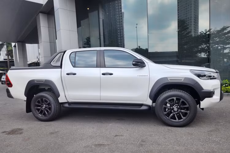 Mẫu xe bán tải Toyota Hilux từng bị tạm ngừng bán tại Việt Nam trong năm 2022 vì không đáp ứng tiêu chuẩn khí thải Euro 5. Mãi đến tháng 3 đầu năm nay, mẫu xe bán tải này mới quay trở lại thị trường Việt Nam với 1 phiên bản là 2.4 4x2 AT và giá bán từ 852 triệu đồng.