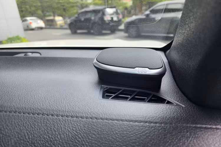 Tuy nhiên, thiết kế nội thất của mẫu xe bán tải trị giá gần 1,1 tỷ đồng này vẫn bị đánh giá là trông khá lạc hậu. Động cơ của Toyota Hilux 4x4 AT Adventure 2023 vẫn là máy dầu 4 xi-lanh, tăng áp, dung tích 2.8L, đạt tiêu chuẩn khí thải Euro 5.