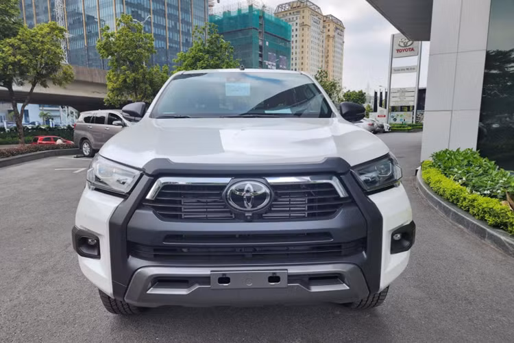 Với sự góp mặt của bản 4x4 AT Adventure mới, dòng xe này sẽ có tổng cộng 2 lựa chọn cho khách hàng Việt. Theo thông tin từ đại lý, mức giá xe Toyota Hilux 4x4 AT Adventure 2023 nhập khẩu nguyên chiếc từ Thái Lan lên đến 1,077 tỷ đồng. So với bản 2.4 4x2 AT, xe đắt hơn đến 225 triệu đồng.