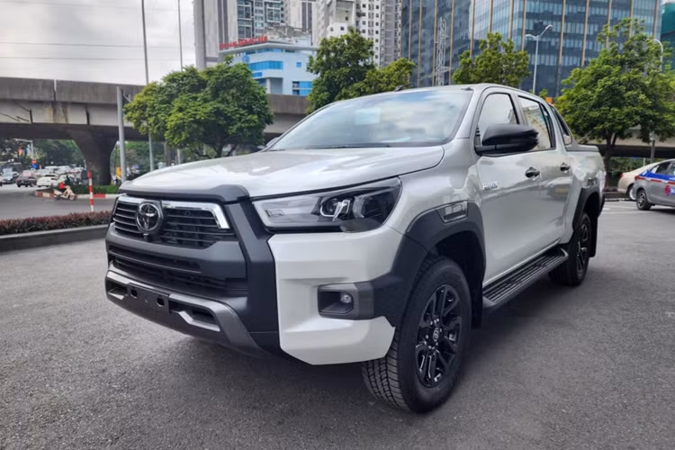 Xe bán tải hiện khá được ưa chuộng tại Việt Nam, đặc biệt là Ford Ranger. Để tăng cường sức cạnh tranh trong phân khúc này, hãng Toyota đã quyết định bổ sung phiên bản mới cho dòng xe Hilux. Phiên bản này chính là Toyota Hilux 4x4 AT Adventure 2023 mới và hiện đã có mặt tại đại lý.