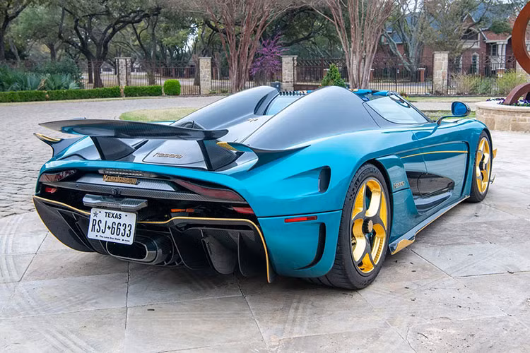 Chiếc siêu xe Koenigsegg Regera này đẳng cấp hơn xe của Hoàng Kim Khánh khi có trang bị gói Ghost với các cánh gió nhỏ được tích hợp ở đầu xe, bên hông và đuôi xe, Koenigsegg nói rằng những bổ sung đó giúp cải thiện lực ép xuống 20%.
