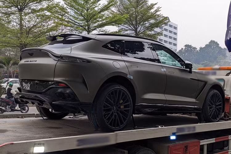 Bộ mâm xe là loại đa chấu, sơn đen giống với la-zăng xe Aston Martin DBX 707 của nhà sưu tập xe lớn nhất Việt Nam, ông Đặng Lê Nguyên Vũ. Hiện chưa rõ chiếc xe này đã có chủ nhân hay chưa. Hiện tại, giá xe Aston Martin DBX 707 có giá bán chính từ 21,8 tỷ đồng, chưa bao gồm thêm các tùy chọn.