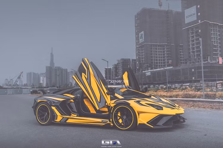 Ở phía sau, chiếc Lamborghini Aventador độ Duke Dynamics đầu tiên tại Việt Nam gây chú ý với cản sau mạnh mẽ, bộ khuếch tán cỡ lớn có 3 cánh chia gió cắt xẻ táo bạo cùng 3 ống xả đặt chính giữa - mô phỏng lại thiết kế của Centenario. Theo đó, đuôi xe đã rộng hơn 120 mm so với nguyên bản.