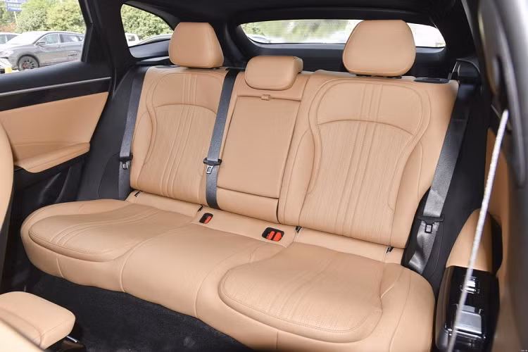 Đối với tùy chọn thứ hai của Geely Galaxy L7, nó là 18,7 kWh cho 115 km (CLTC) và 90 km (WLTP). Còn khi kết hợp hệ dẫn động hybrid, xe có thể chạy được quãng đường dài 1310-1370 km.