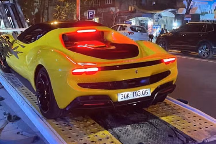 Siêu xe Ferrari 296 GTB vẫn sở hữu tính năng eManettino với các chế độ chạy eDrive, Hybrid, Performance và Qualify cùng với đó là các tính năng Manettino quen thuộc như tiêu chuẩn, thể thao, đua, CT off và cuối cùng là ESC off.