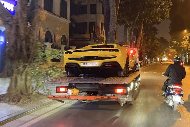 Ferrari 296 GTB của đại gia Hà Nội tăng tốc từ vị trí xuất phát lên 100 km/h chỉ trong thời gian 2,9 giây trước khi đạt vận tốc tối đa 330 km/h. Dòng xe plug-in hybrid có thể di chuyển với quãng đường tối đa 25 km và vận tốc tối đa là 135 km/h chỉ với động cơ điện.