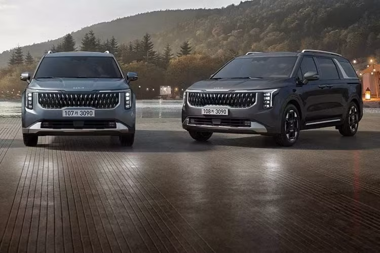 Những thay đổi tiếp tục diễn ra bên trong nội thất Kia Carnival 2025 với bảng điều khiển được sửa đổi nhẹ và màn hình cong toàn cảnh nổi, gồm cụm đồng hồ kỹ thuật số 12,3 inch ở sau vô-lăng và hệ thống thông tin giải trí 12,3 inch ở chính giữa táp-lô.