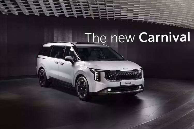 2 tuần sau khi công bố những hình ảnh thiết kế ngoại thất của mẫu Kia Carnival 2025 nâng cấp mới, đến nay Kia tiếp tục tung ra loạt hình ảnh nội thất bên trong mẫu xe này. Đây là một phần trong chiến dịch quảng bá thông tin cho Carnival 2025 trước khi ra mắt chính thức tại Hàn Quốc vào cuối tháng 11/2023 này.