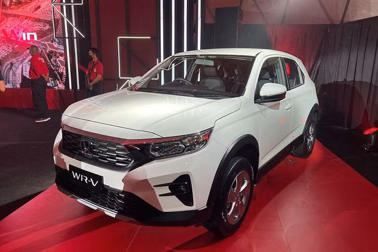 Trong khi đó, 2 bản RS có thêm lưới tản nhiệt với thiết kế mắt lưới đa điểm mạ crôm, tích hợp logo riêng, đèn pha LED toàn phần, dải đèn LED định vị ban ngày, đèn LED báo rẽ tuần tự, vành la-zăng hợp kim 17 inch sơn 2 màu thể thao hơn và gương chiếu hậu gập tự động. Ngoài ra, bản 1.5 RS Honda Sensing còn có tính năng đèn pha tự động.