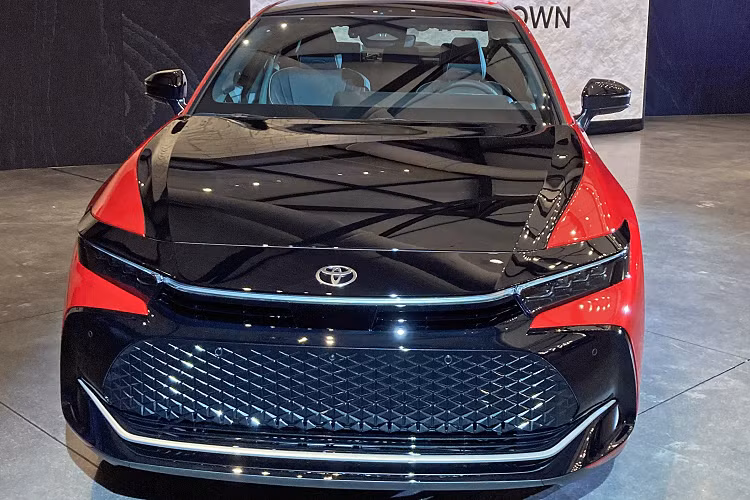 Hiện mức giá xe Toyota Crown 2023 tại Mỹ cấu hình Platinum có mức khởi điểm từ 52.000 USD (tương đương 1,22 tỷ đồng).