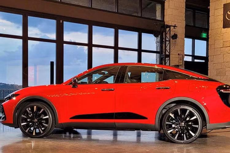 Bà Lisa Materazzo, phó chủ tịch bộ phận Tiếp thị của Toyota Motor Bắc Mỹ cho biết: “Says So Much được tạo ra để tôn vinh những người luôn cố gắng đạt được mục tiêu trong đời họ. Khách hàng quan tâm đến chiếc Crown hoàn toàn mới sẽ muốn được sở hữu một chiếc xe mà họ có thể tự hào vì đó là thành tựu mà họ xứng đáng nhận được. Chiến dịch quảng cáo của chúng tôi thể hiện rõ tính chất năng động của chiếc xe này và sẽ giúp chủ nhân nổi bật trong đám đông.”