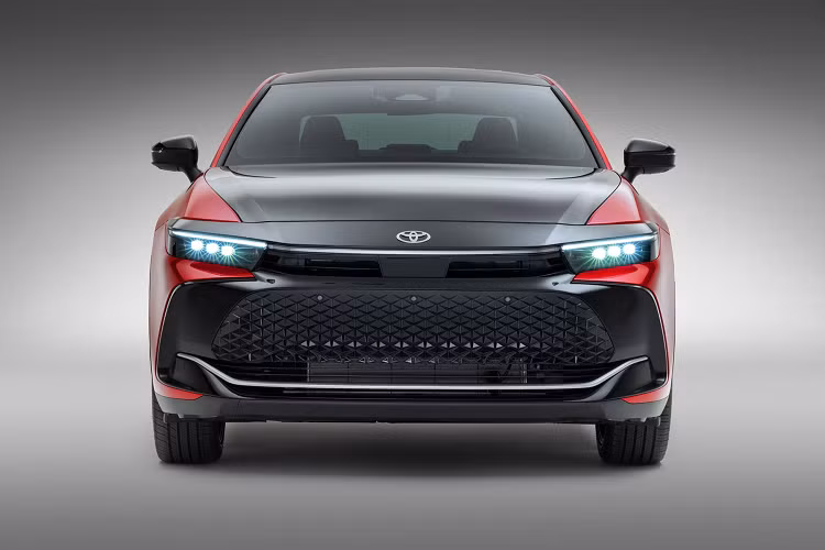 Rõ ràng ở đây, Toyota và agency quảng cáo của họ đã nắm bắt được một tâm lý khá phổ biến là sự khát khao được xuất hiện tại một buổi họp lớp theo cách hoành tráng, với dáng vẻ thành đạt và sẵn sàng gây bất ngờ cho các bạn học cũ.