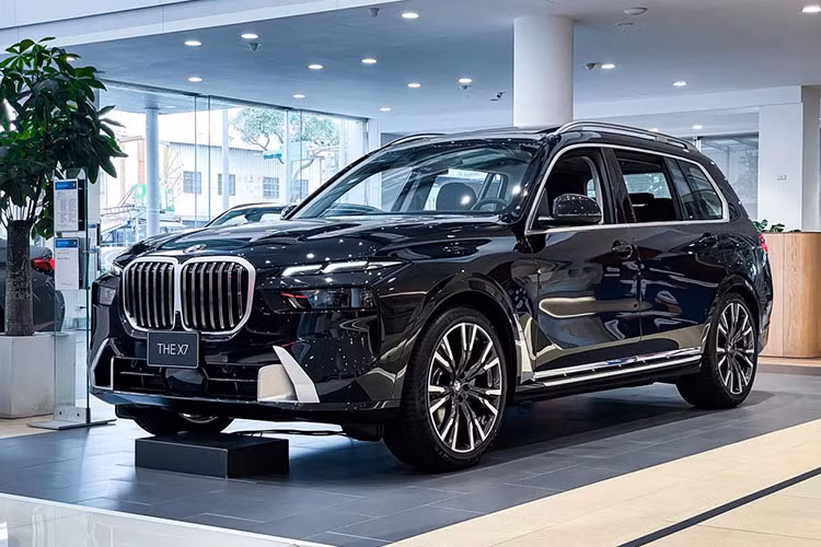 Ngoài ra, BMW X7 2023 còn có hốc gió trung tâm hình chữ nhật, tích hợp hộp màu đen chứa các cảm biến phục vụ hệ thống an toàn chủ động ADAS. Nằm hai bên hốc gió trung tâm là khe gió được trang trí bằng viền hầm hố. Thay đổi còn lại của xe là các loại vành la-zăng và đèn hậu LED mới.
