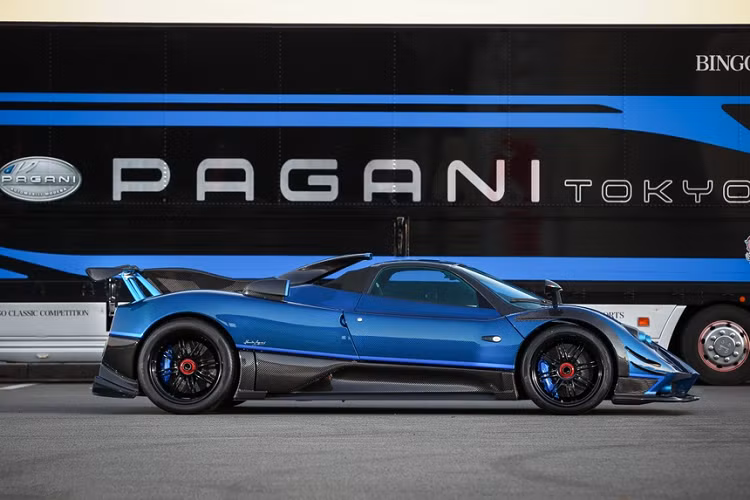 Zonda Kiryu bổ sung cánh gió phụ ở cản trước, hốc lấy gió ở phần mui xe, cửa gió phía sau khoang lái, cánh gió cỡ lớn, khuếch tán gió cản sau... Toàn bộ phần thân vỏ của Zonda Kiryu làm từ carbon với ánh xanh đặc trưng Blu Tricolore do Pagani phát triển.